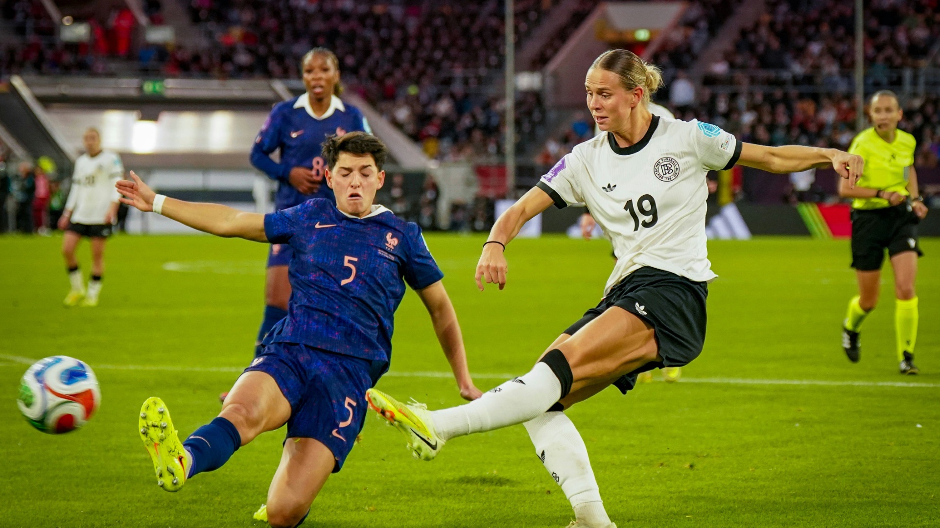 Bühl schießt DFB-Frauen zum Erfolg im Hinspiel gegen Frankreich