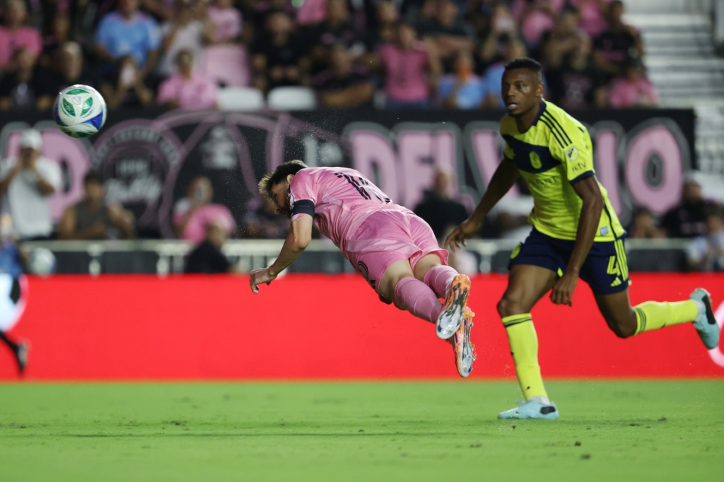 Messi anota doblete en la victoria de Inter Miami al debutar en playoffs