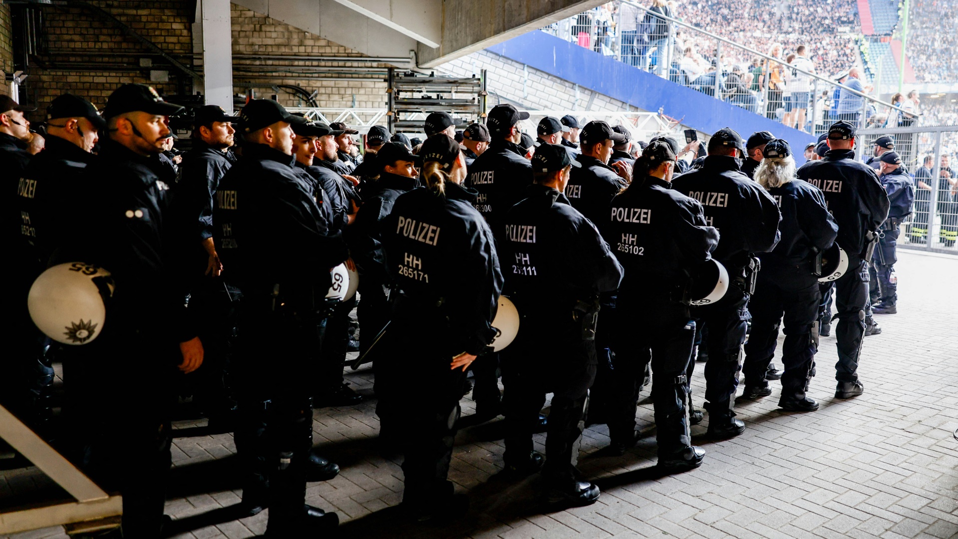Anhänger von Wolfsburg und St Pauli prügeln sich im Bahnhof