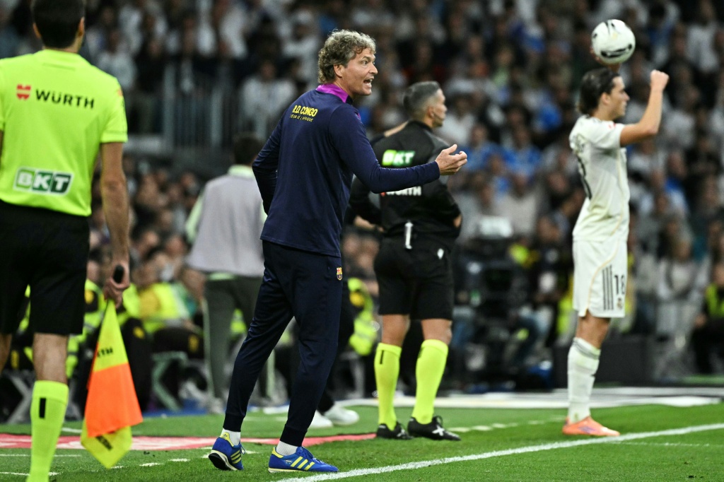 El ayudante de Flick opina que el clima en el Bernabéu influyó en Yamal