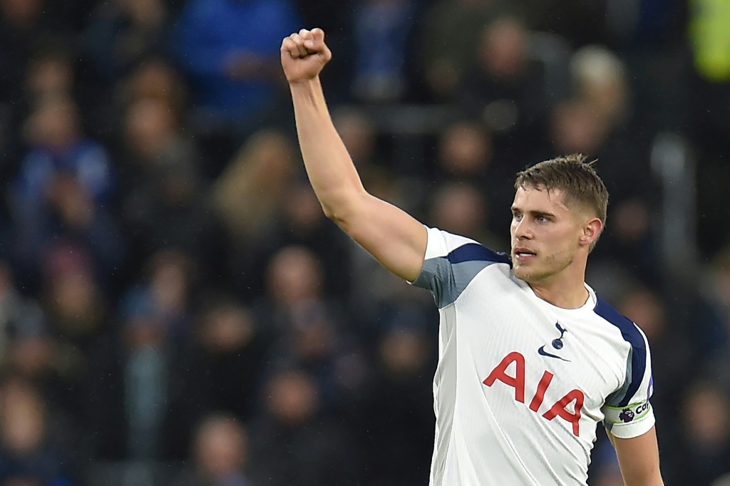 Frank yakin Van de Ven punya masa depan cerah di Spurs