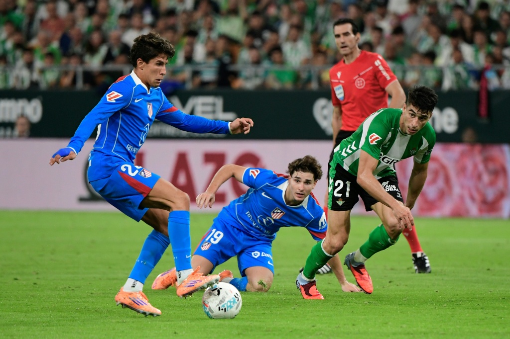 Atlético de Madrid derrota Betis e alcança primeira vitória fora de portas na época