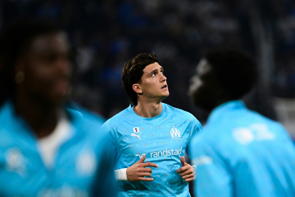 Defensa argentino Balerdi (Marsella) sufre lesión en la pantorrilla