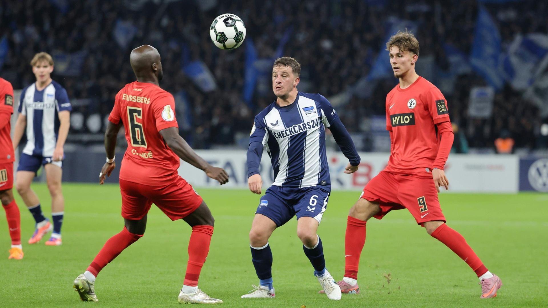 Hertha BSC haelt Pokaltraum am Leben und steigt ins Achtelfinale auf