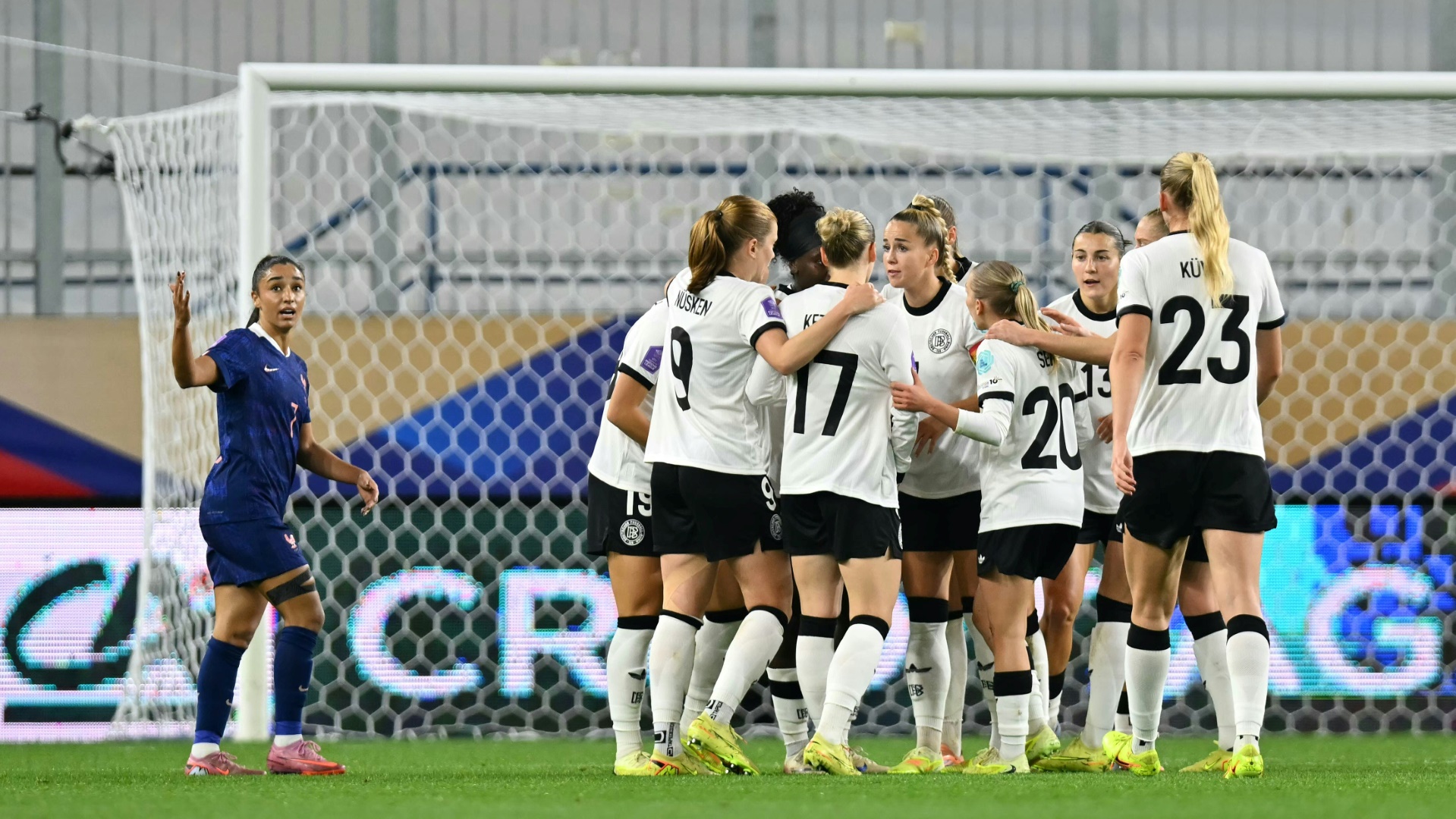 TV-Einschaltquote: DFB-Frauen uebertreffen Frankfurt-Duell gegen BVB