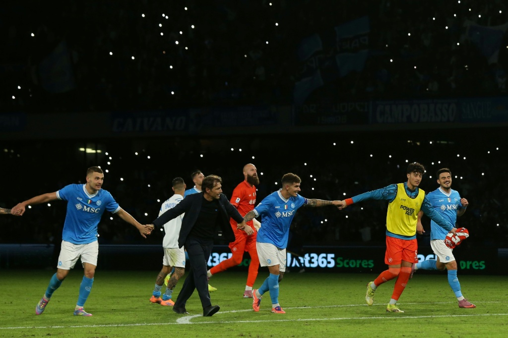 Nápoles vence a Lecce y lidera la Serie A por la noche