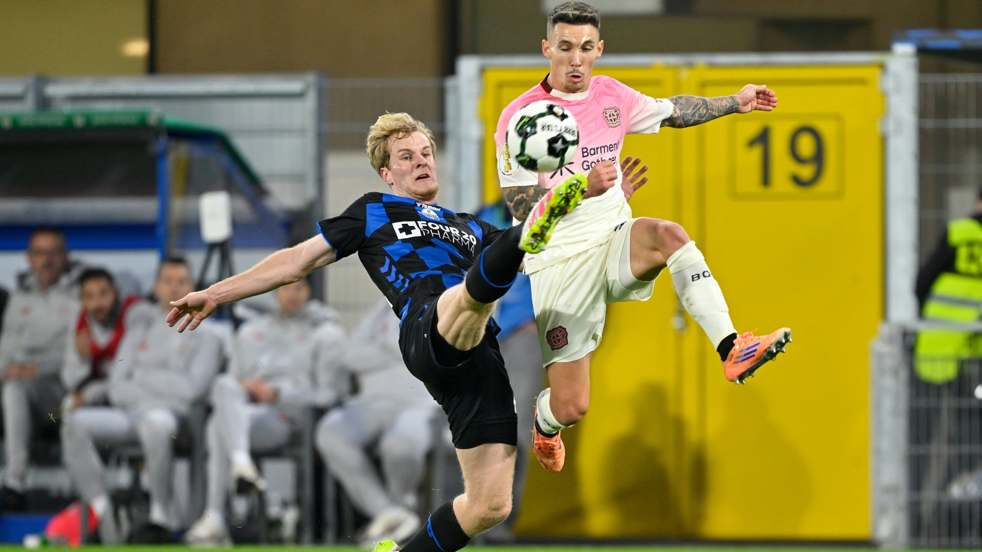 Leverkusen wehrt Pokalpleite mit Glück ab