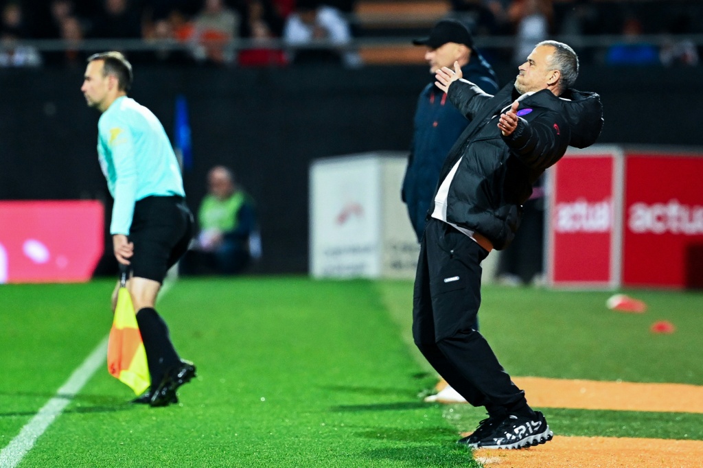El PSG empata a uno en Lorient y Doué sufre una lesión