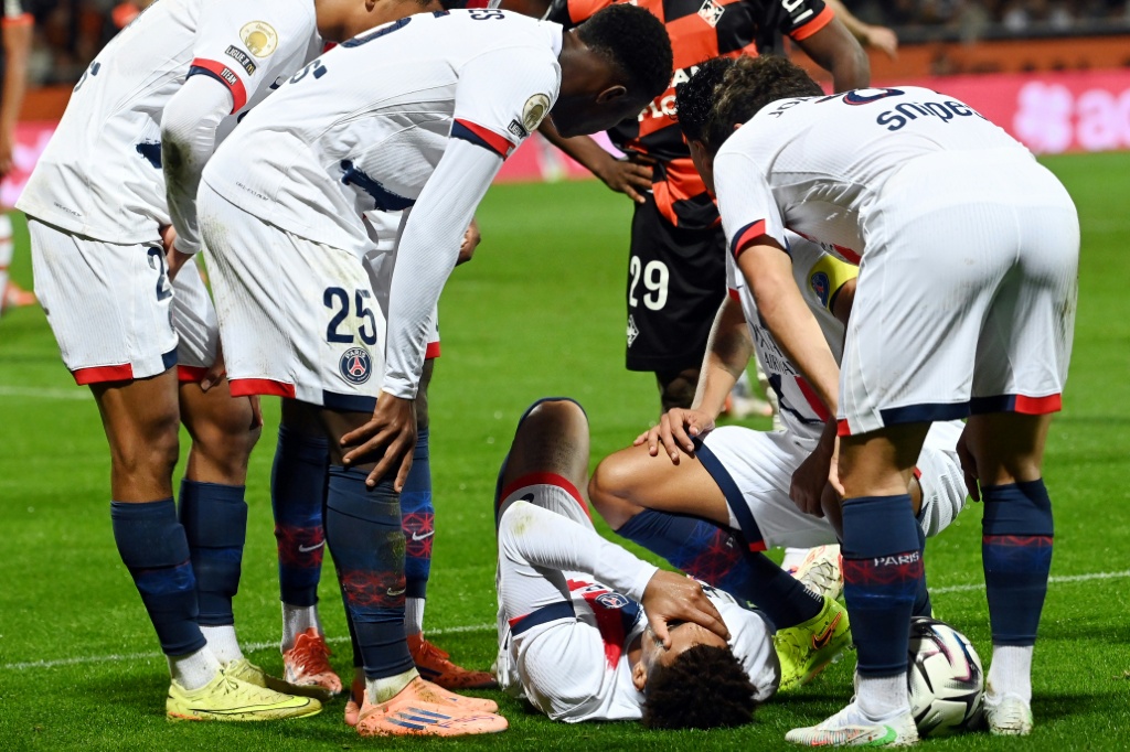 PSG termina empatado com Lorient e vê Doué a lesionar-se, mas mantém liderança