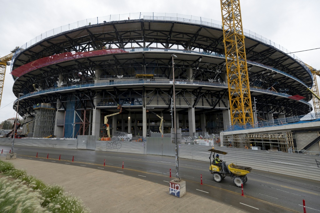 Barcelona představí nedokončený Camp Nou na veřejném tréninku