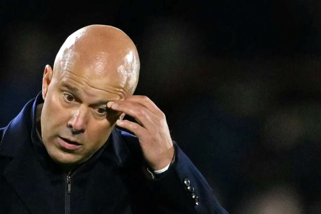 Rescatar al tecnico Slot: el Liverpool en maxima alerta total