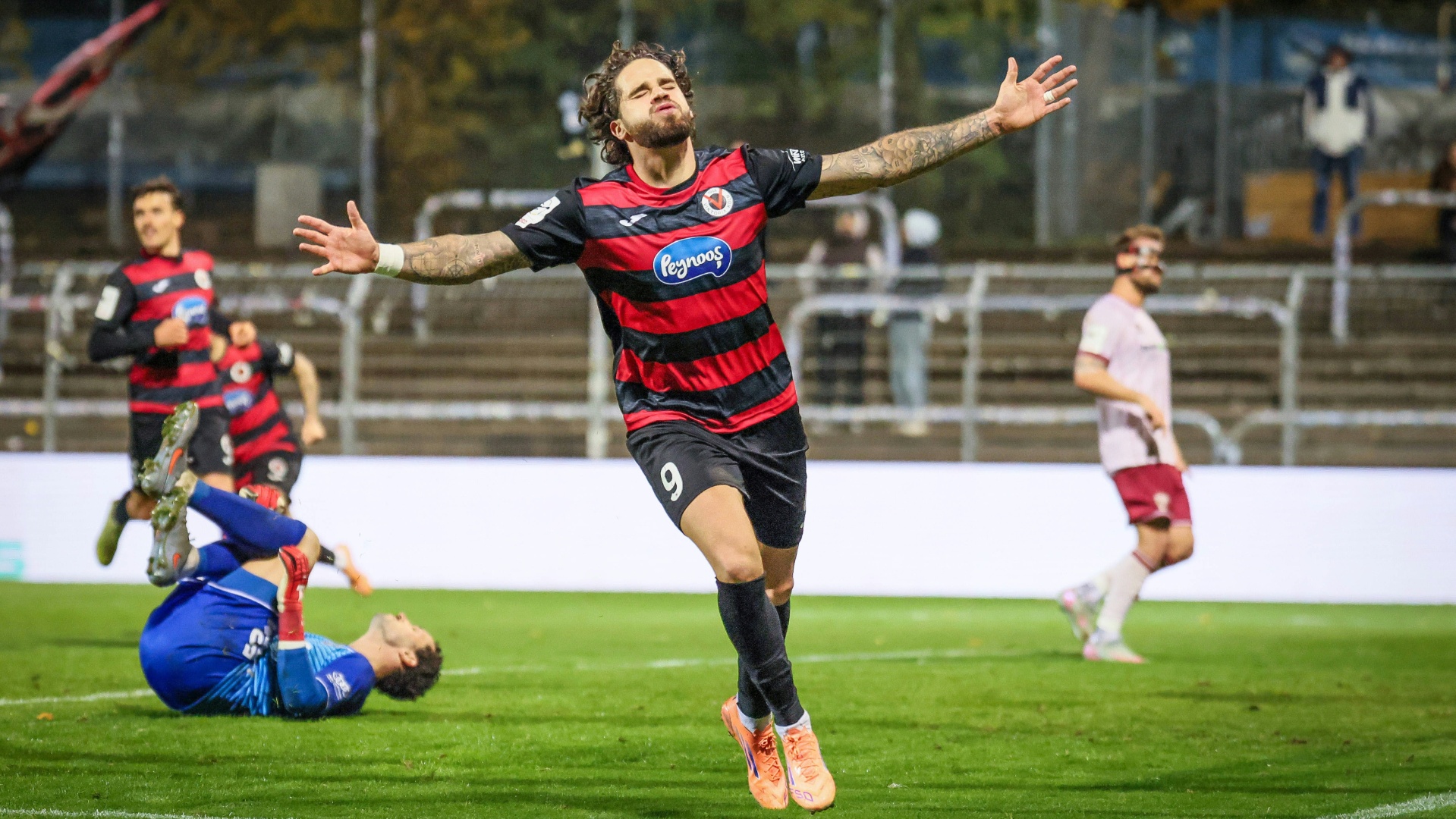 Zweierpack Lobinger Viktoria Köln hält den Anschluss