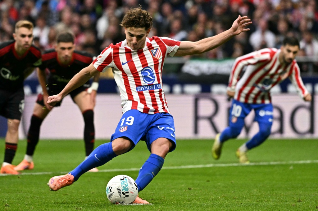 Goles de argentinos impulsan al Atlético de Simeone a vencer 3-0 al Sevilla de Almeyda