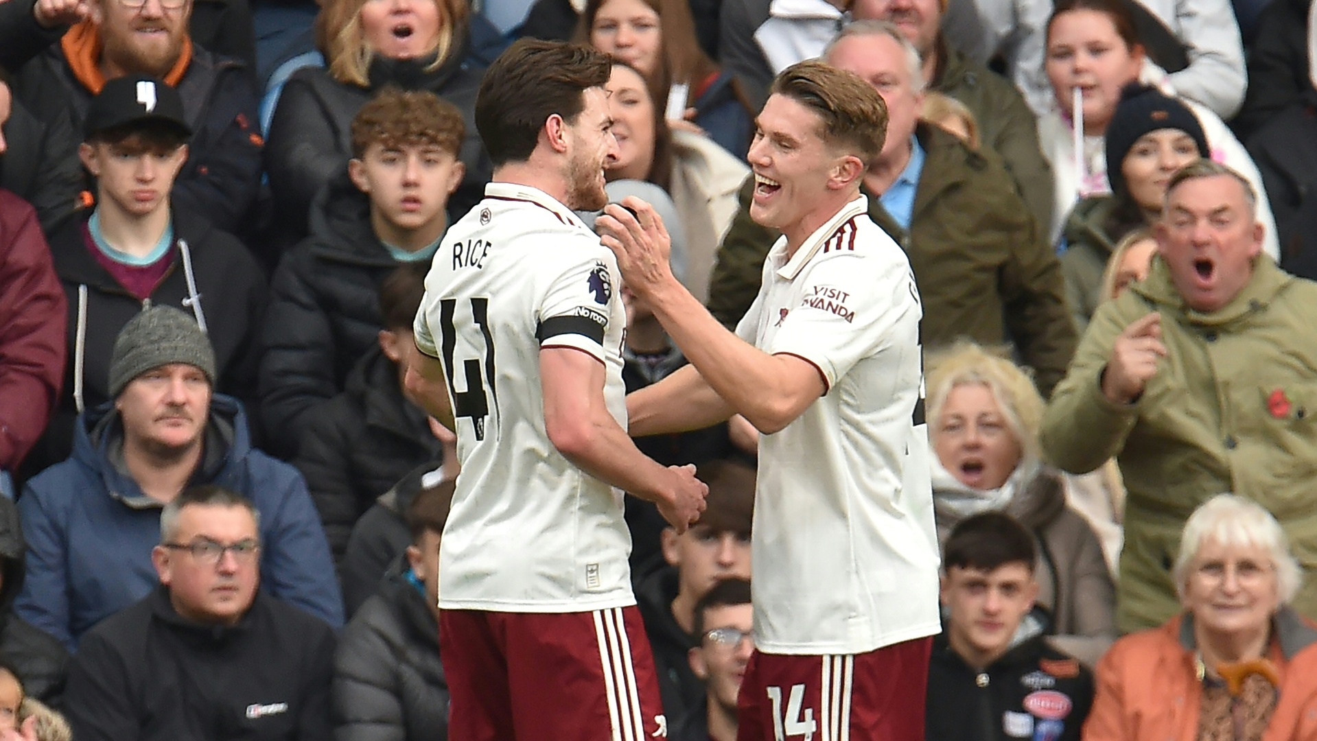 Arsenal holt fünften Sieg hintereinander und führt weiter die Premier League an