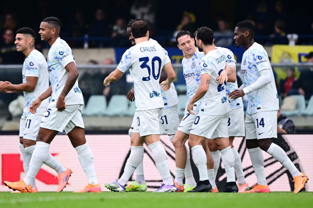 Inter de Milão derrota Verona e aproxima-se do topo com o Napoli