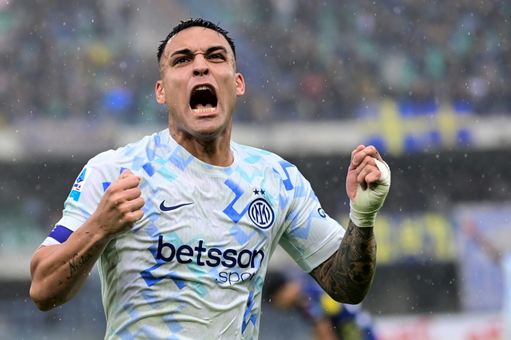 En Italie lInter et lAC Milan talonnent Naples