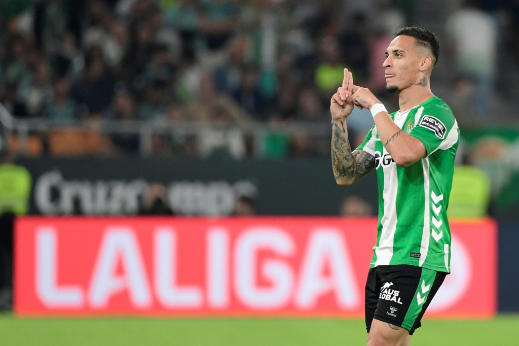 Betis golea 3-0 al Mallorca gracias a un doblete de Antony