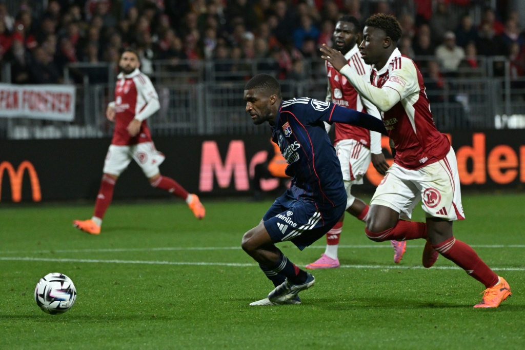 Ligue 1 en infériorité numérique Lyon obtient un nul à Brest