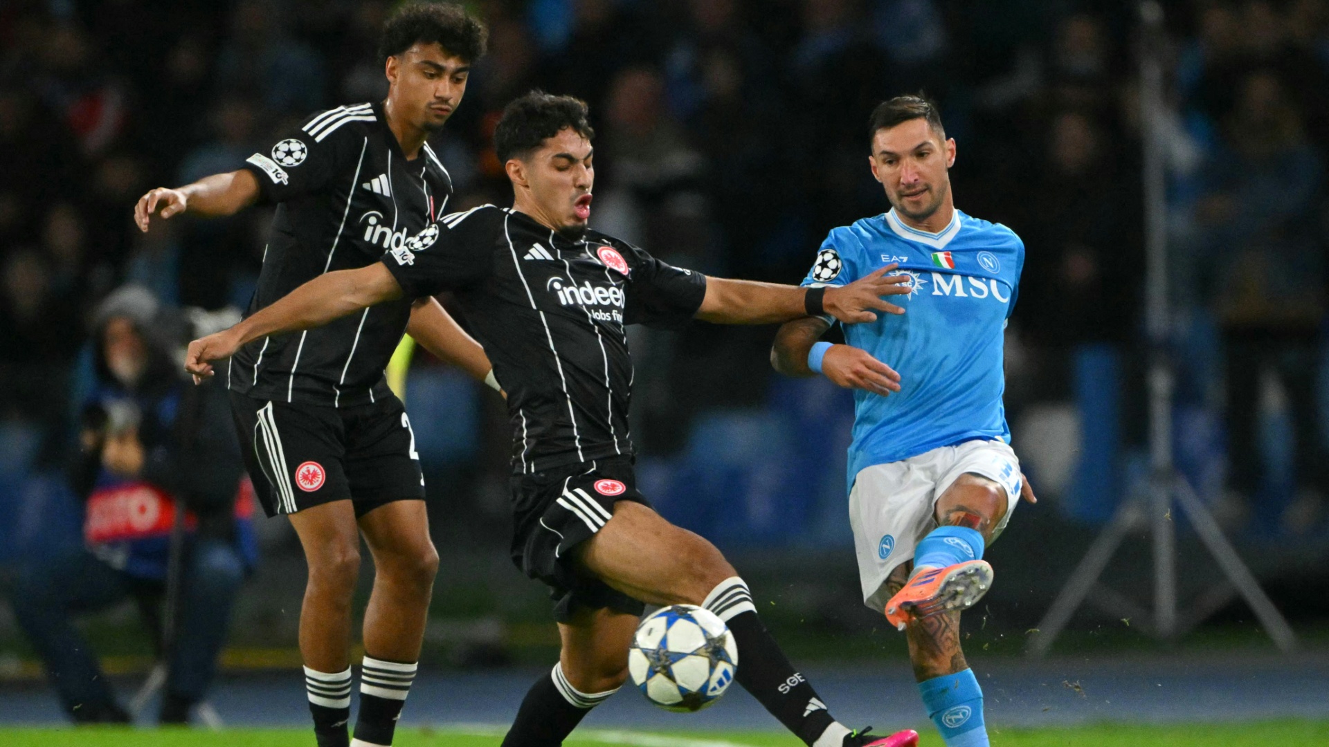 Ohne eigene Zuschauer: Frankfurt holt Punkt in Neapel