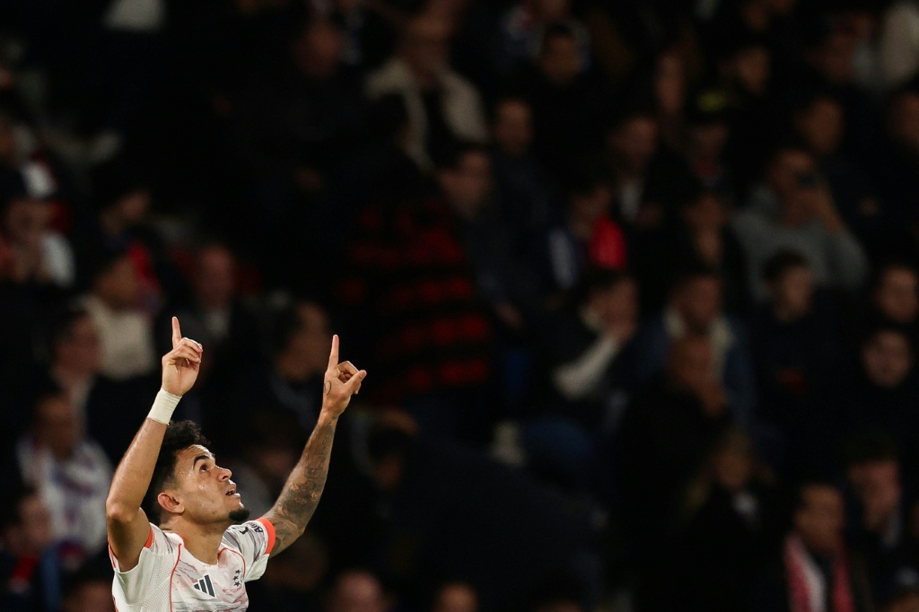 Luis Díaz marca dois golos é expulso e Bayern bate PSG por 2-1 em França na Champions