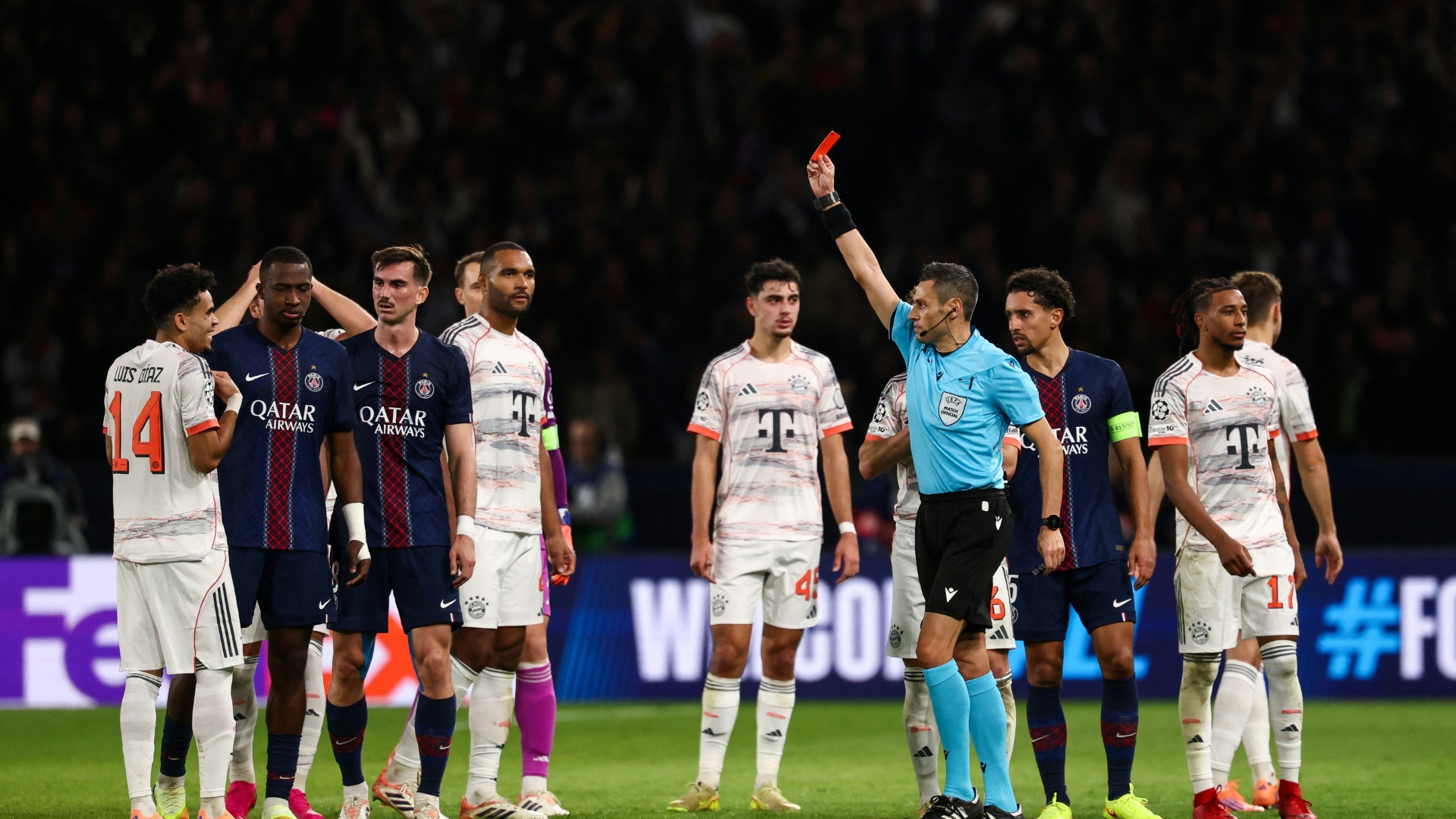 Díaz erzielt Doppelpack und sieht Rot: Bayern bezwingt PSG trotz Unterzahl