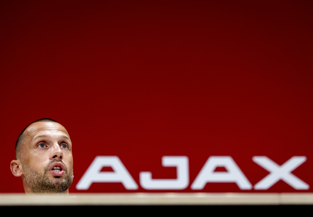 Голландский гранд Аякс уволил тренера Джона Хейтингу