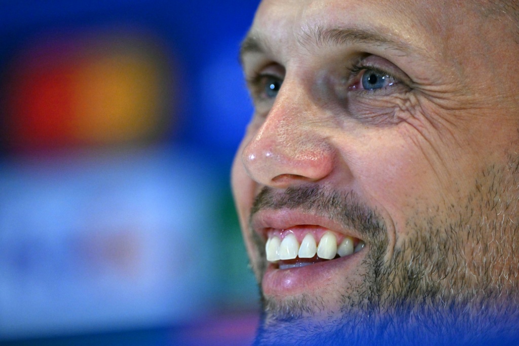 Ajax ultimo en la Champions destituye a su entrenador John Heitinga