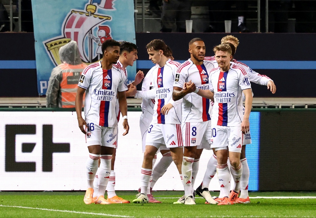 Ligue 1: lOlympe de Lyon affronte le PSG, tandis que Lens et Marseille guettent