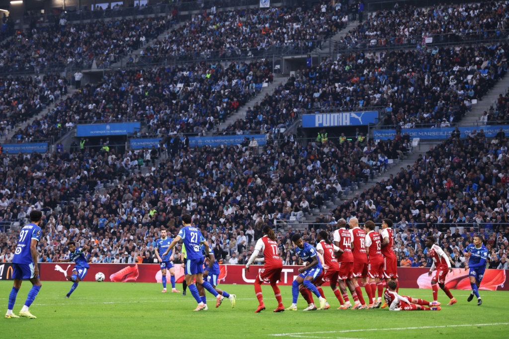Triunfo sencillo del Marsella sobre Brest (3-0) que lo impulsa al frente