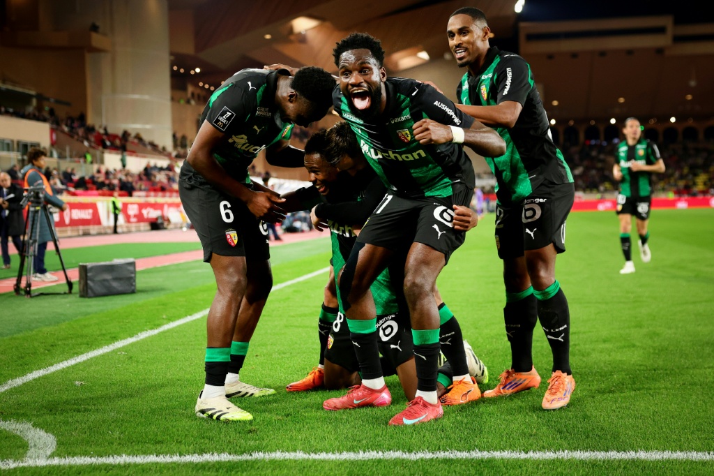 Ligue 1 : l'OM retrouve le sourire et la tête du classement, Lens écrase Monaco