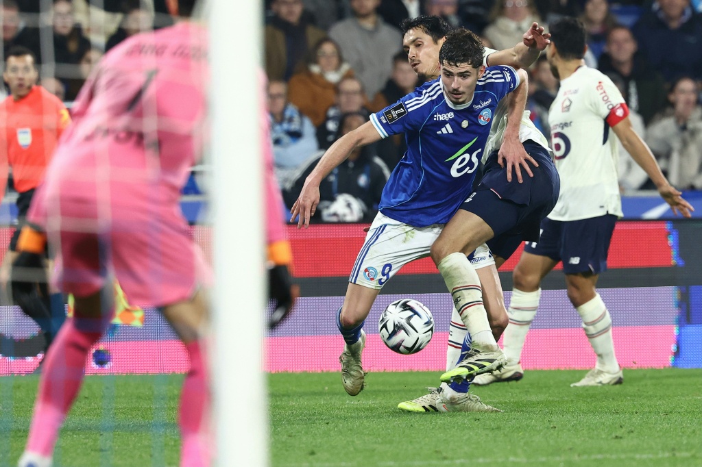 Strasbourg derrota Lille por 2-0 e ascende ao 4.º lugar na Ligue 1