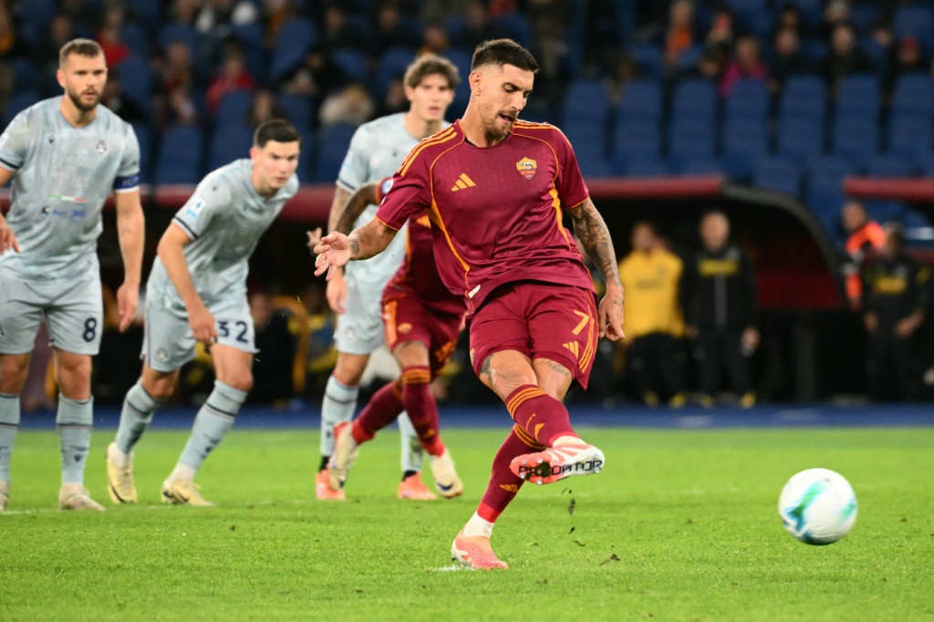Serie A italienne La Roma sadjuge la victoire et occupe temporairement la premiere place