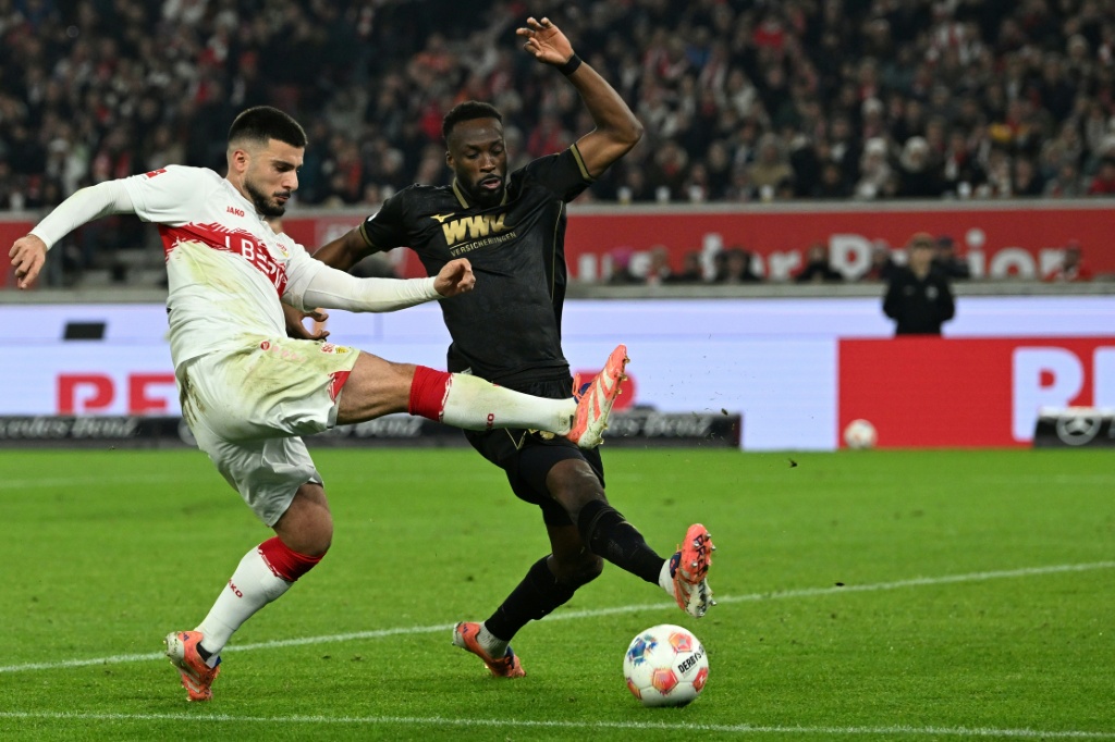 Stuttgart vence Augsburg de virada (3-2) e é 4º colocado na Bundesliga