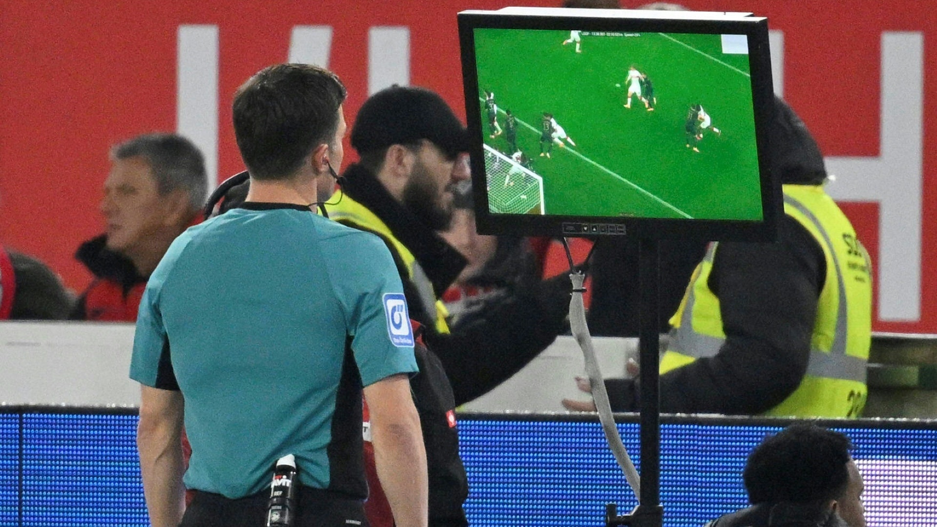 FC Augsburg: Schlotterbeck wütend, Rieder optimistisch