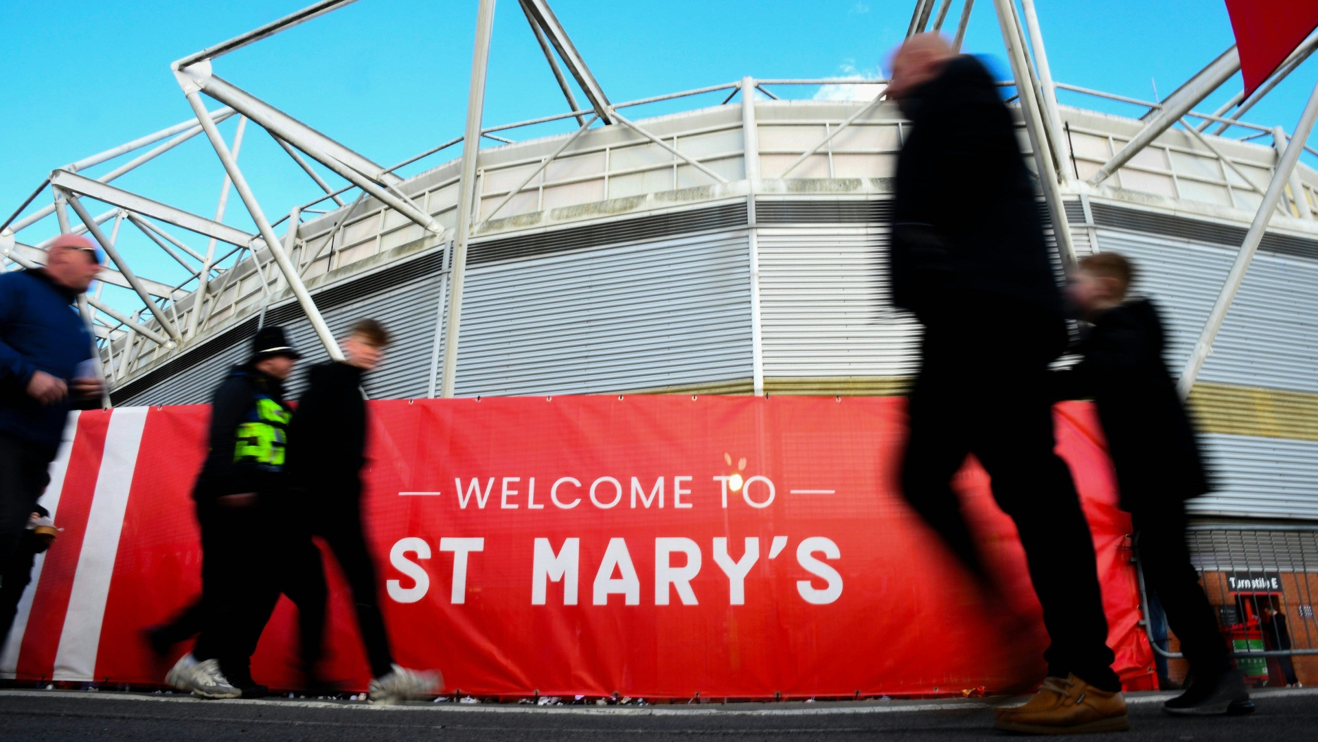 Verkleidet als Ordner ins Derby: Stadionverbot für zwei Brüder