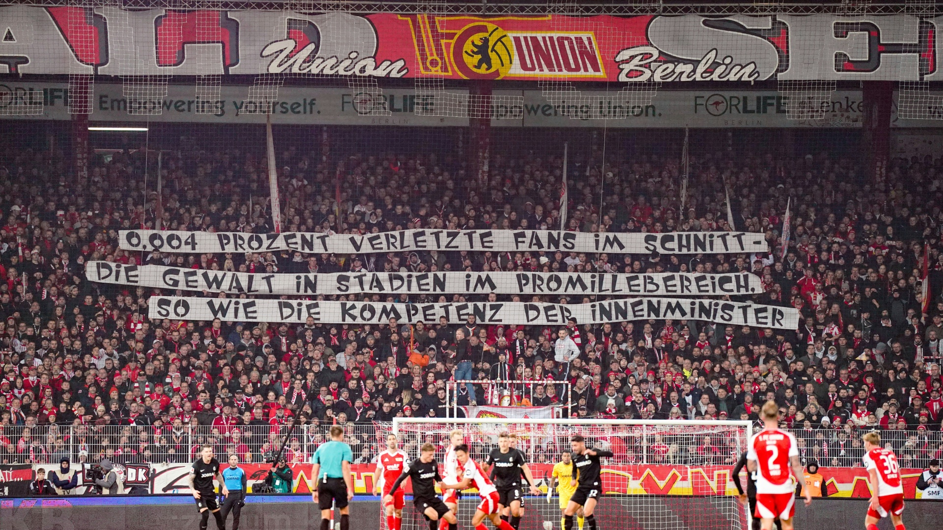 Sicherheitsmaßnahmen in Stadien: Fans äußern scharfe Kritik