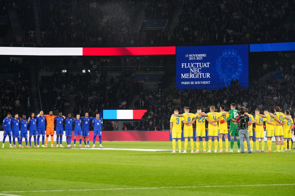 Football: tribut aux victimes des attaques du 13 novembre 2015 pendant France contre Ukraine