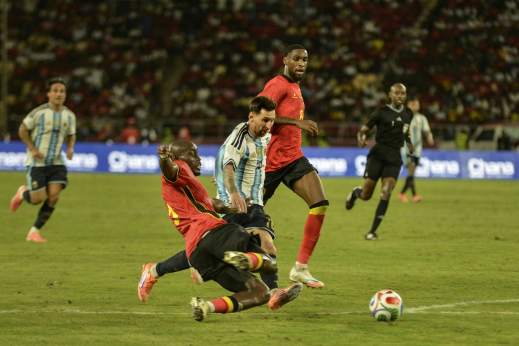 Foot: l'Argentine avec un but de Messi s'impose en Angola