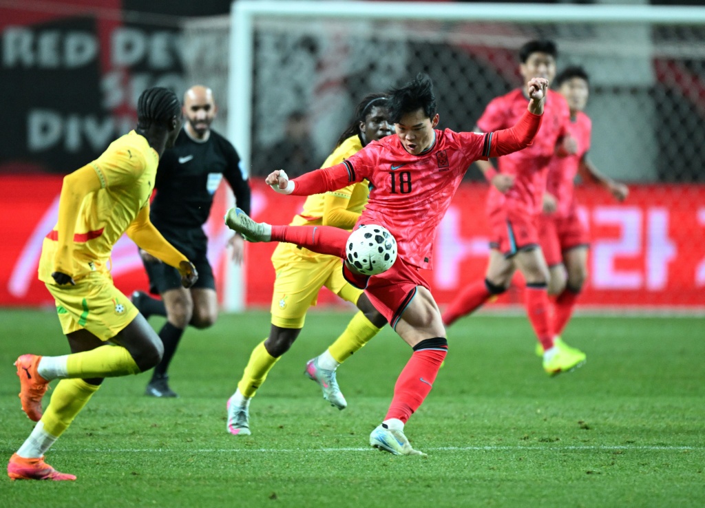 Ignore the jeers and focus on the World Cup, says South Koreas Lee
