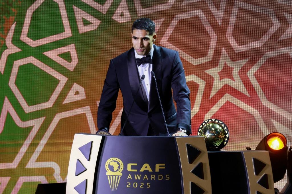 Achraf Hakimi recebe distinção como melhor futebolista africano de 2025