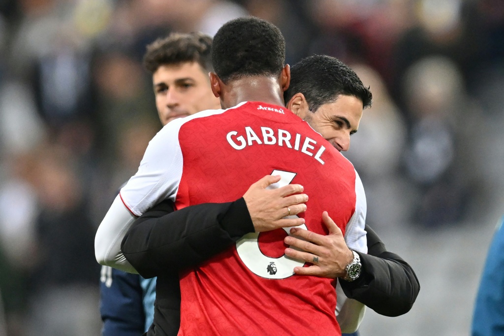 Arsenalverdediger Gabriel moet weken rusten door blessure