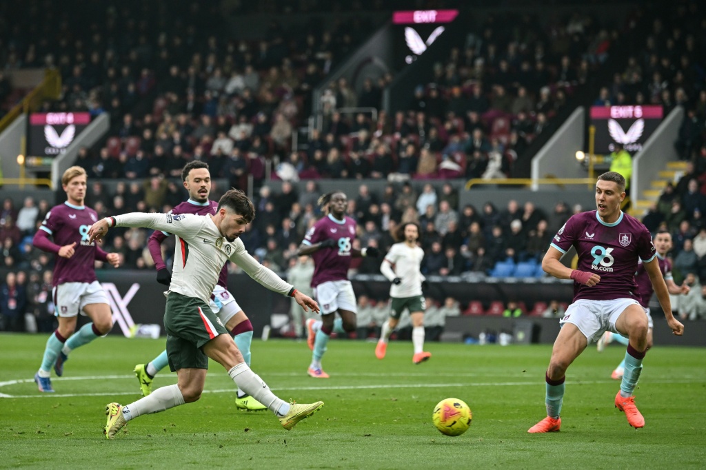 Chelsea defeat Burnley and narrow points gap to top side Arsenal