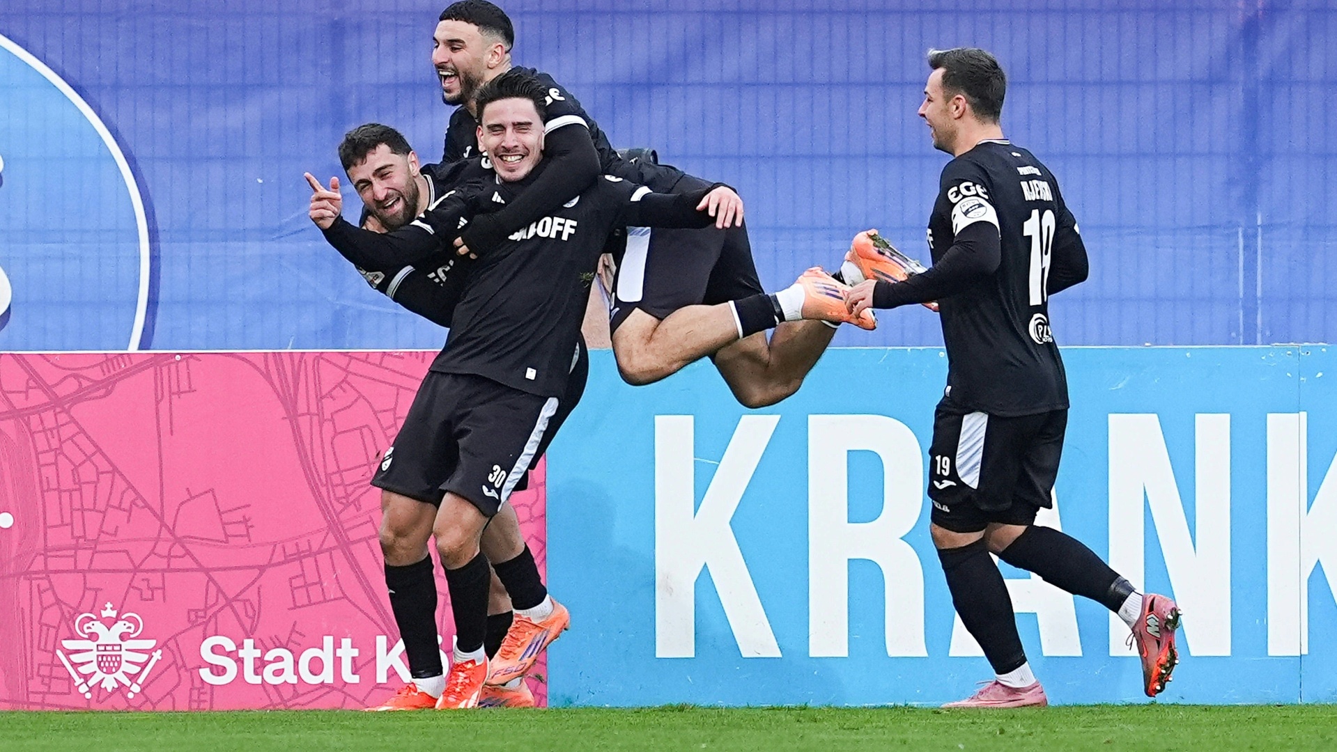 Verl steigt auf Platz zwei. Ulm scheitert beim Dotchev Start