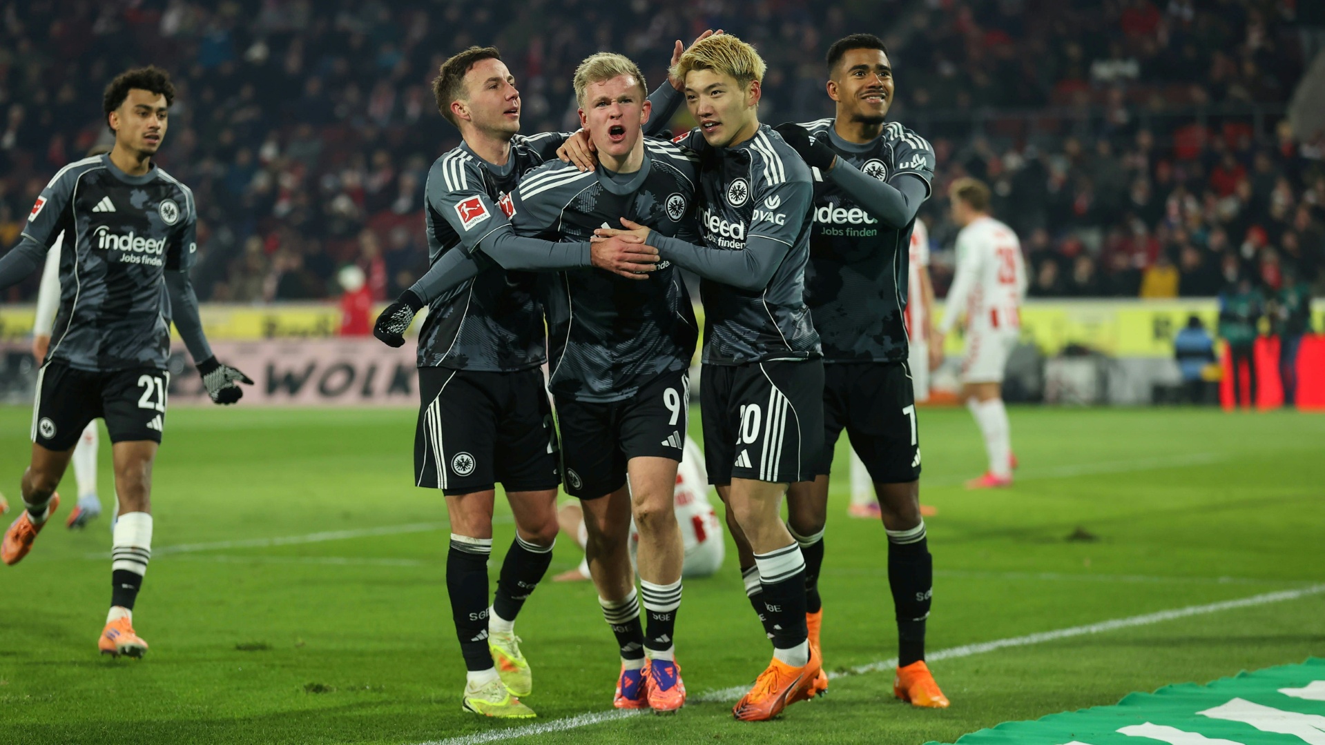 Burkardt erzielt Doppelpack: Eintracht Frankfurt siegt im wilden Duell