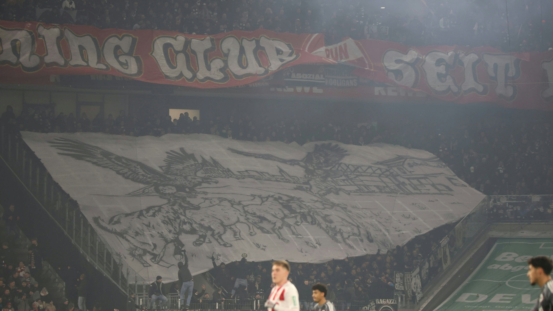 Medizinischer Vorfall in Köln: Anhänger von Eintracht stürzt aus dem Oberbereich