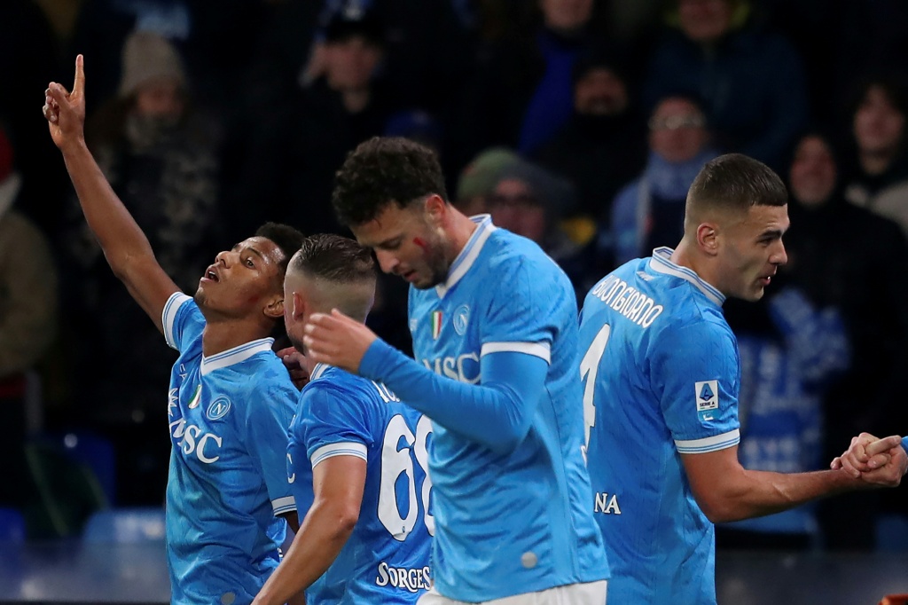 Napoli derrota Atalanta por 3-1 com dois golos de David Neres e assume comando da Serie A