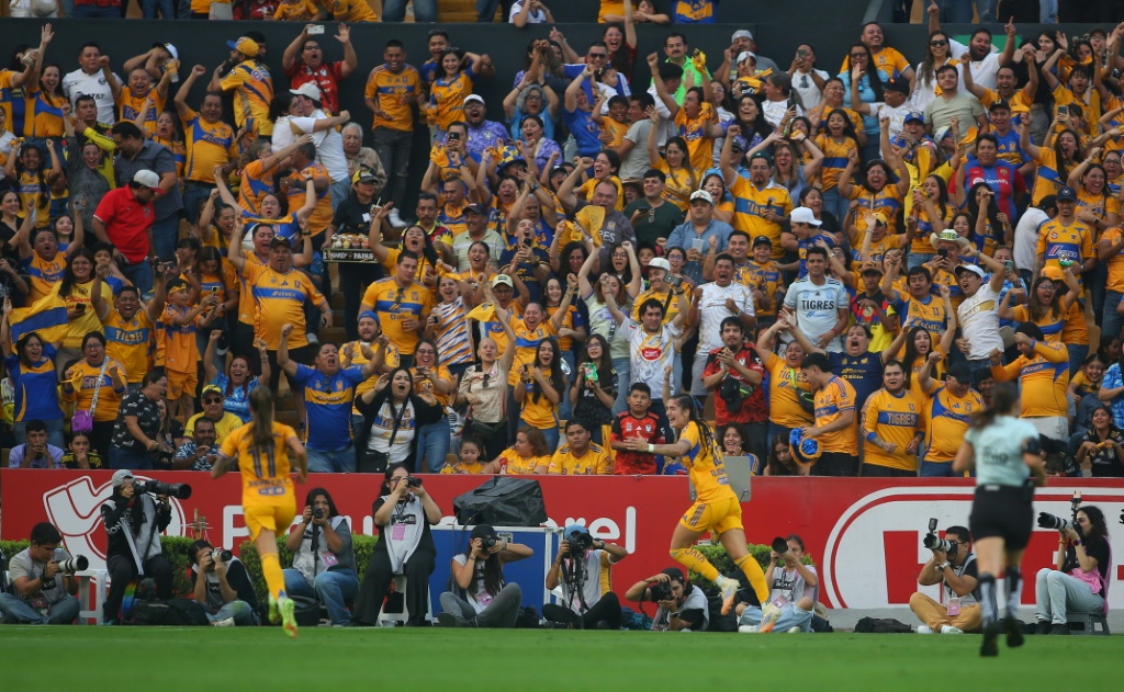 El equipo de Tigres con Jenni Hermoso logra el título en el fútbol femenino mexicano