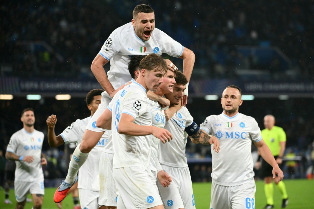 Scott McTominay lidera Napoli em triunfo na Liga dos Campeões em tributo a Maradona