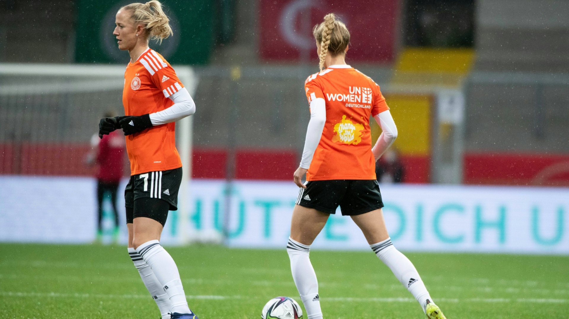 Deutsches Frauenfußballteam engagiert sich gegen Gewalt gegenüber Frauen