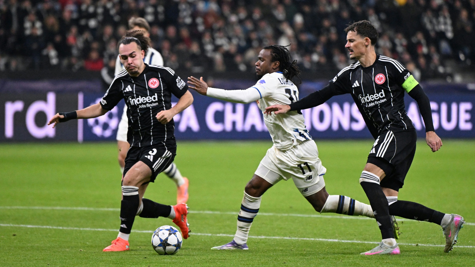 Eintracht Frankfurt scheitert klar an Atalanta: Unruhe um Verletzung von Burkardt